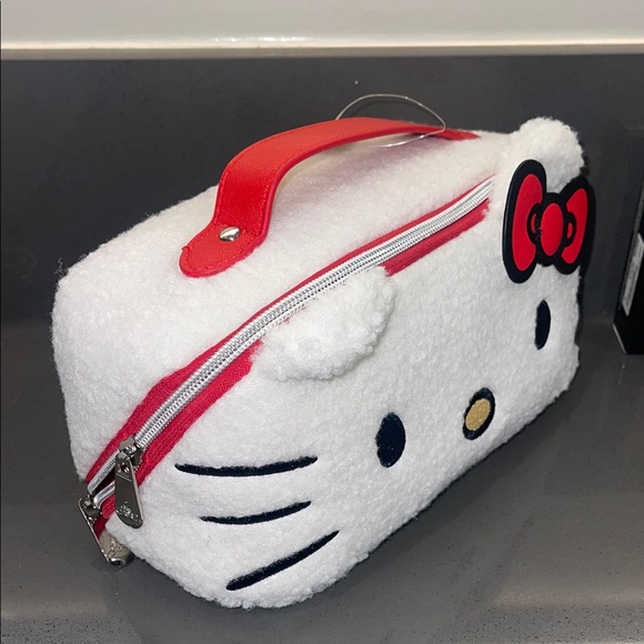 ❤️NEW!!!❤️ Hello Kitty Plush Cosmetic Bag. - Picture 2 of 8